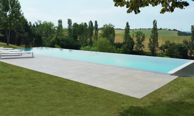 Construction de piscine à débordement à Toulouse et sa région. ATOLL PISCINES