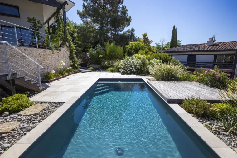 Piscine bloc à bancher 8 x 3 avec liner gris anthracite et volet hors sol, Toulouse, ATOLL PISCINES